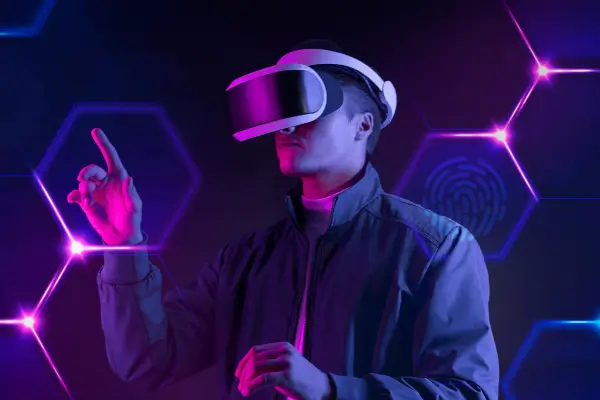 A Realidade Aumentada (RA) é uma tecnologia que permite sobrepor elementos virtuais — como imagens, vídeos, animações ou informações
